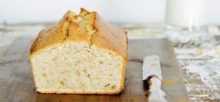 Banner zeigt Bananenbrot auf Brett mit Messer daneben