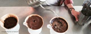 Banner zeigt eine Person, die Kaffee kocht