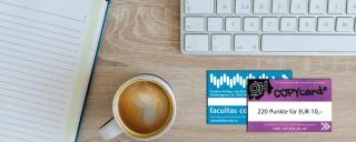 Bild zeigt zwei Kopierkarten von facultas mit Tastatur und Kaffee daneben