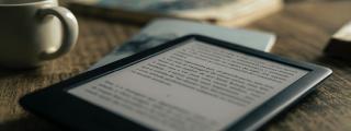 Banner zeigt E-Book auf Tisch