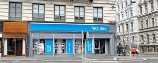 Banner zeigt Außenansicht von facultas in der Universitätsstraße